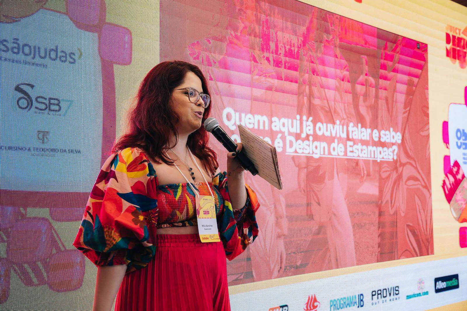 Mila Sanchez palestrando sobre design de estampas