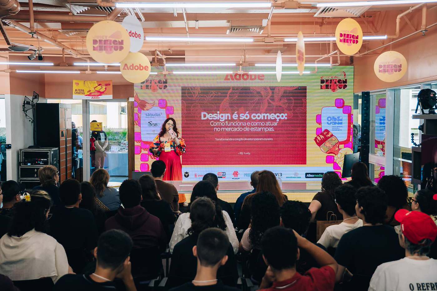 Plateia na palestra da Mila no Juicy Design Meetup